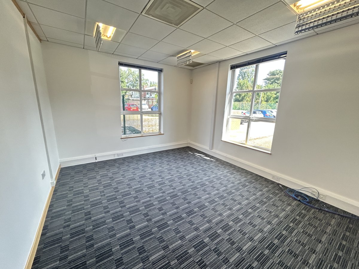 Office in Holmes Chapel - photo 4