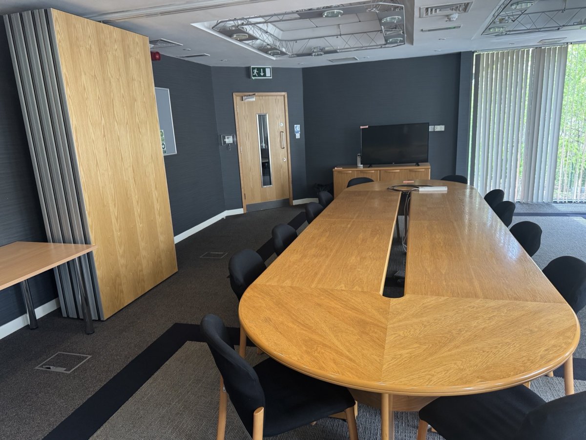 Office in Burton On Trent - photo 4
