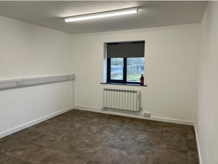 Office in Burton On Trent - photo 4
