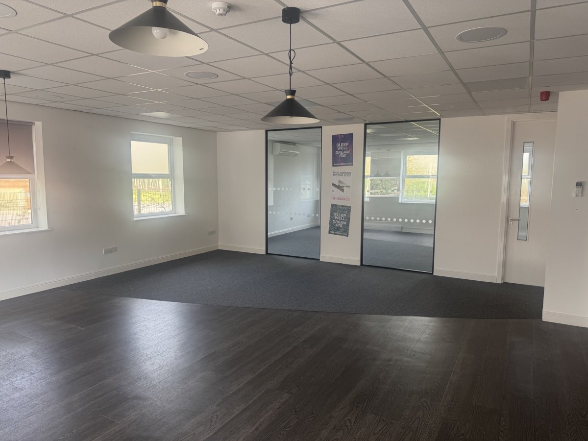 Office in Burton On Trent - photo 2