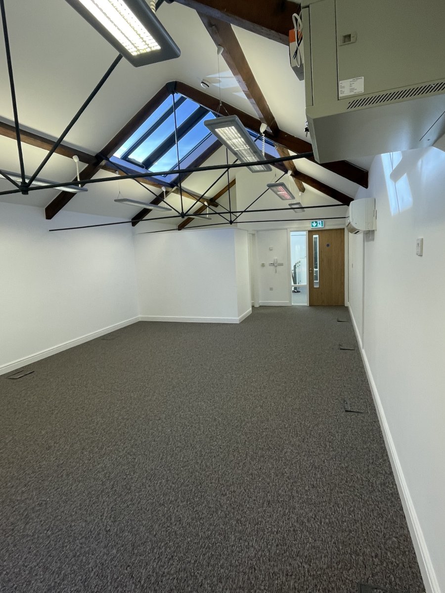 Office in Kirtlington Business Centre - photo 3