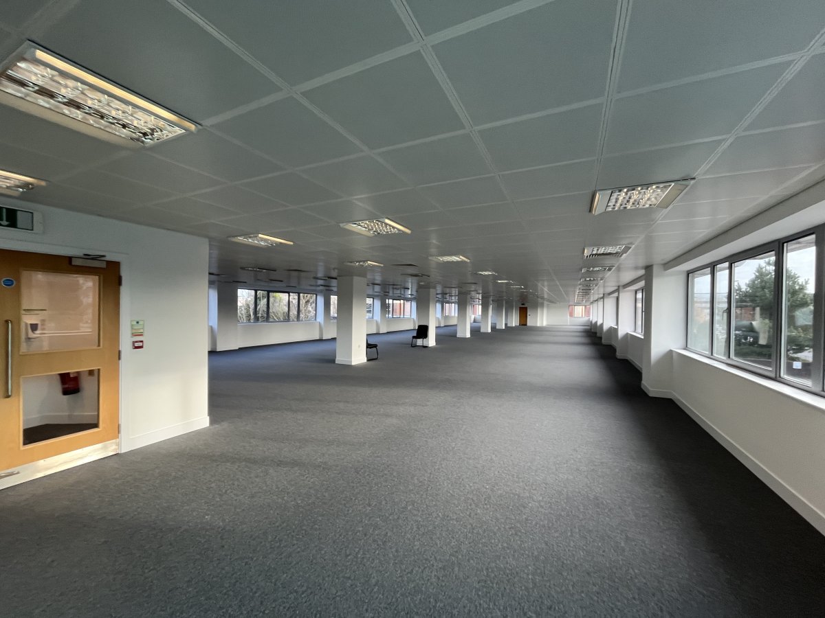 Office in Crawley - photo 3