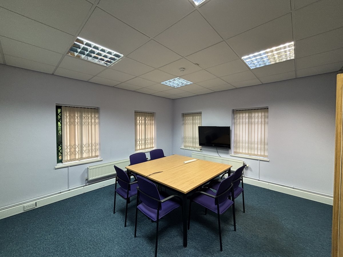 Office in Lowfields Business Park - photo 3