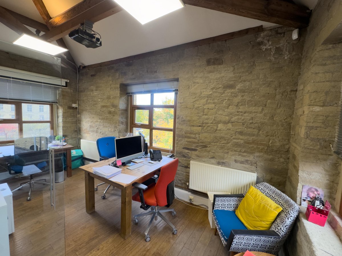 Office in Elland - photo 3
