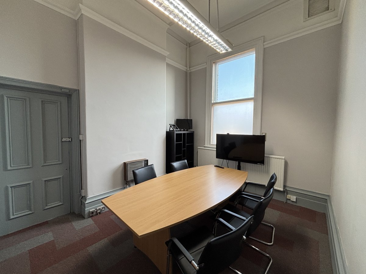 Office in Brighouse - photo 3