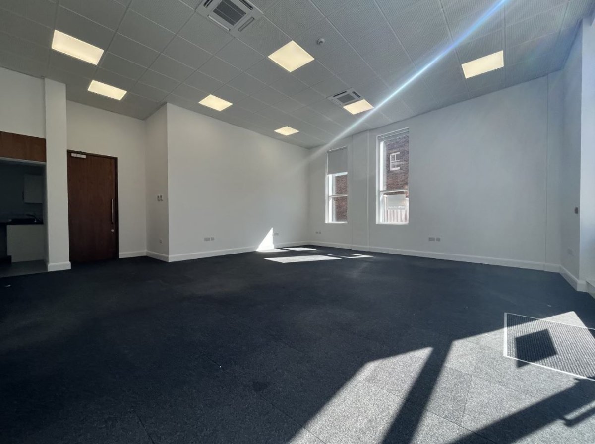 Office in Crawley - photo 2
