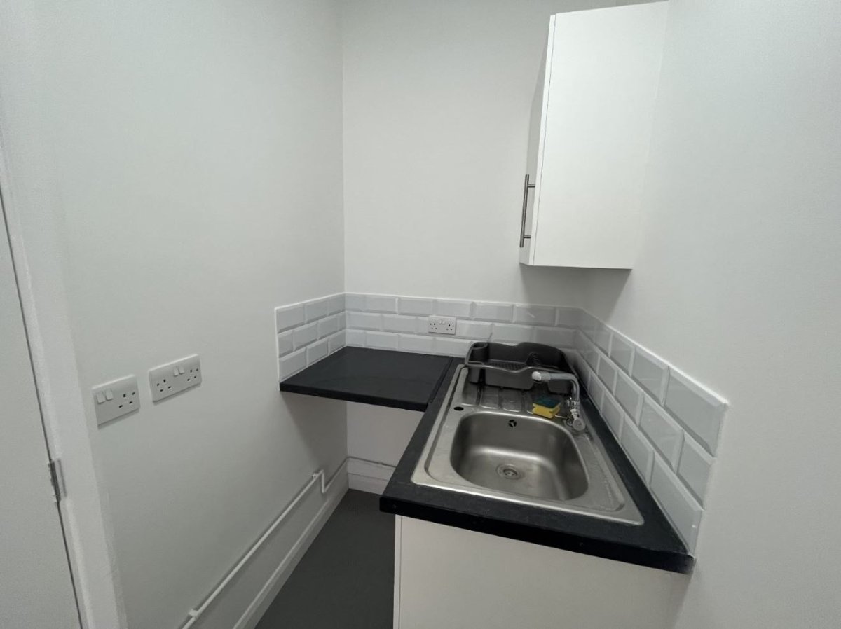 Office in Crawley - photo 3