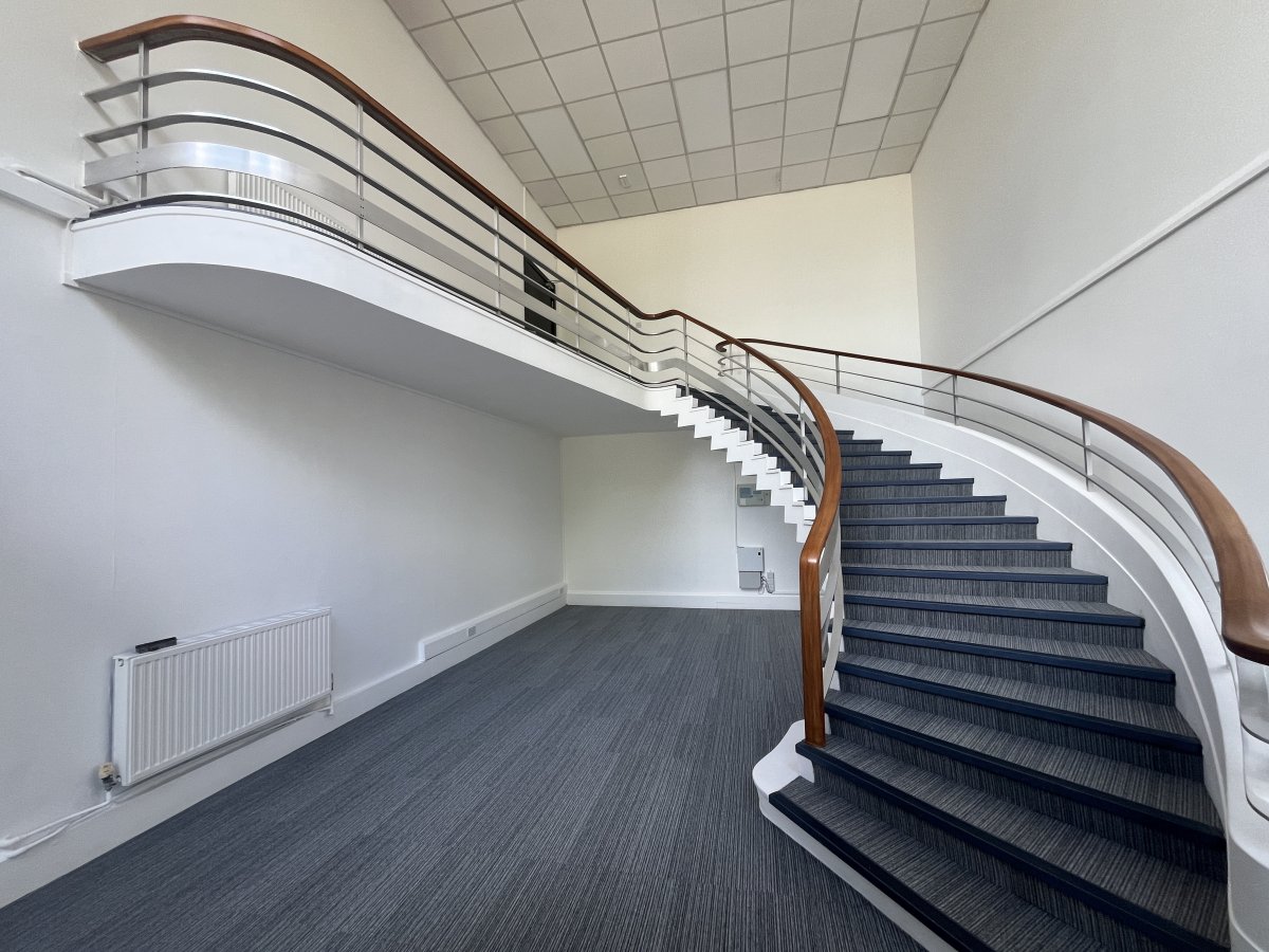Office in Crawley - photo 2