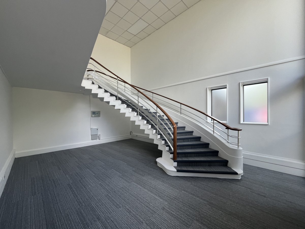 Office in Crawley - photo 3