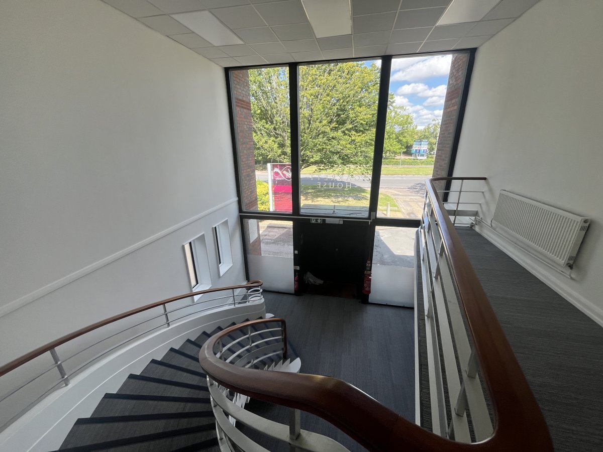 Office in Crawley - photo 4