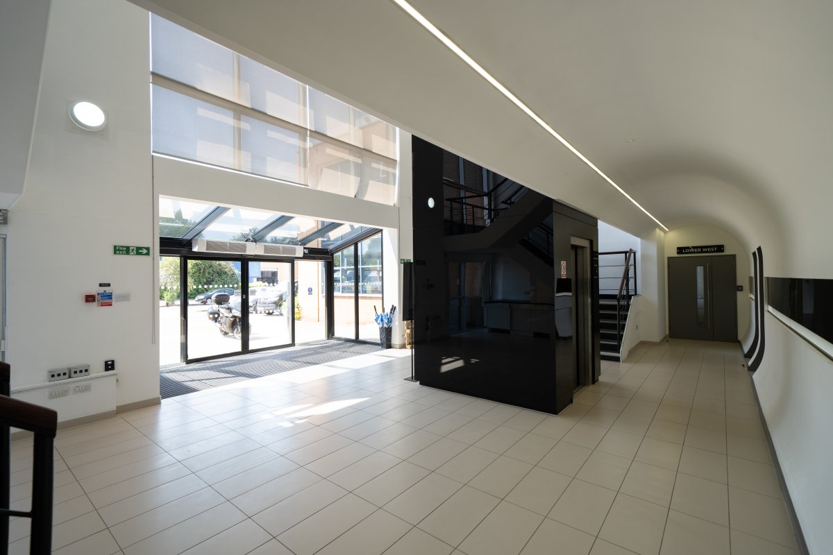 Office in Feltham - photo 3