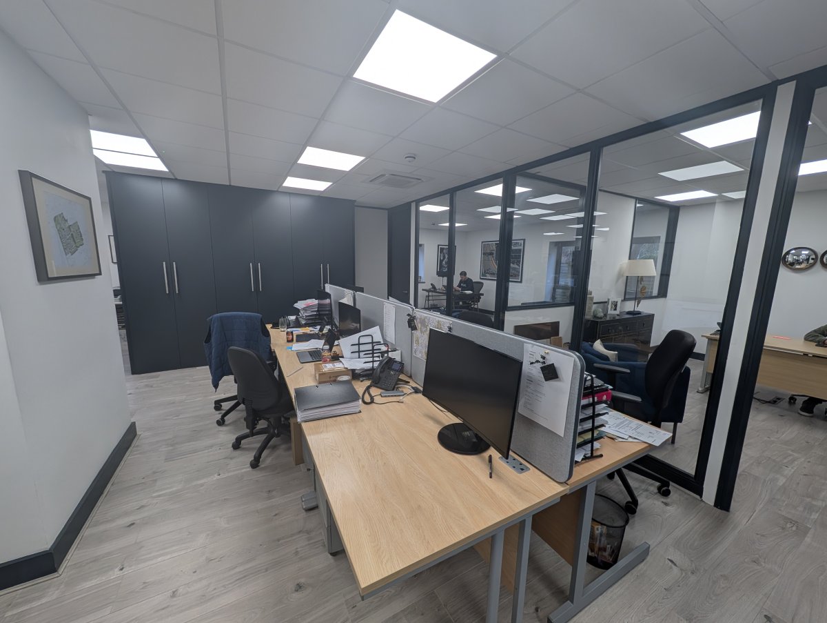 Office in Woking - photo 4