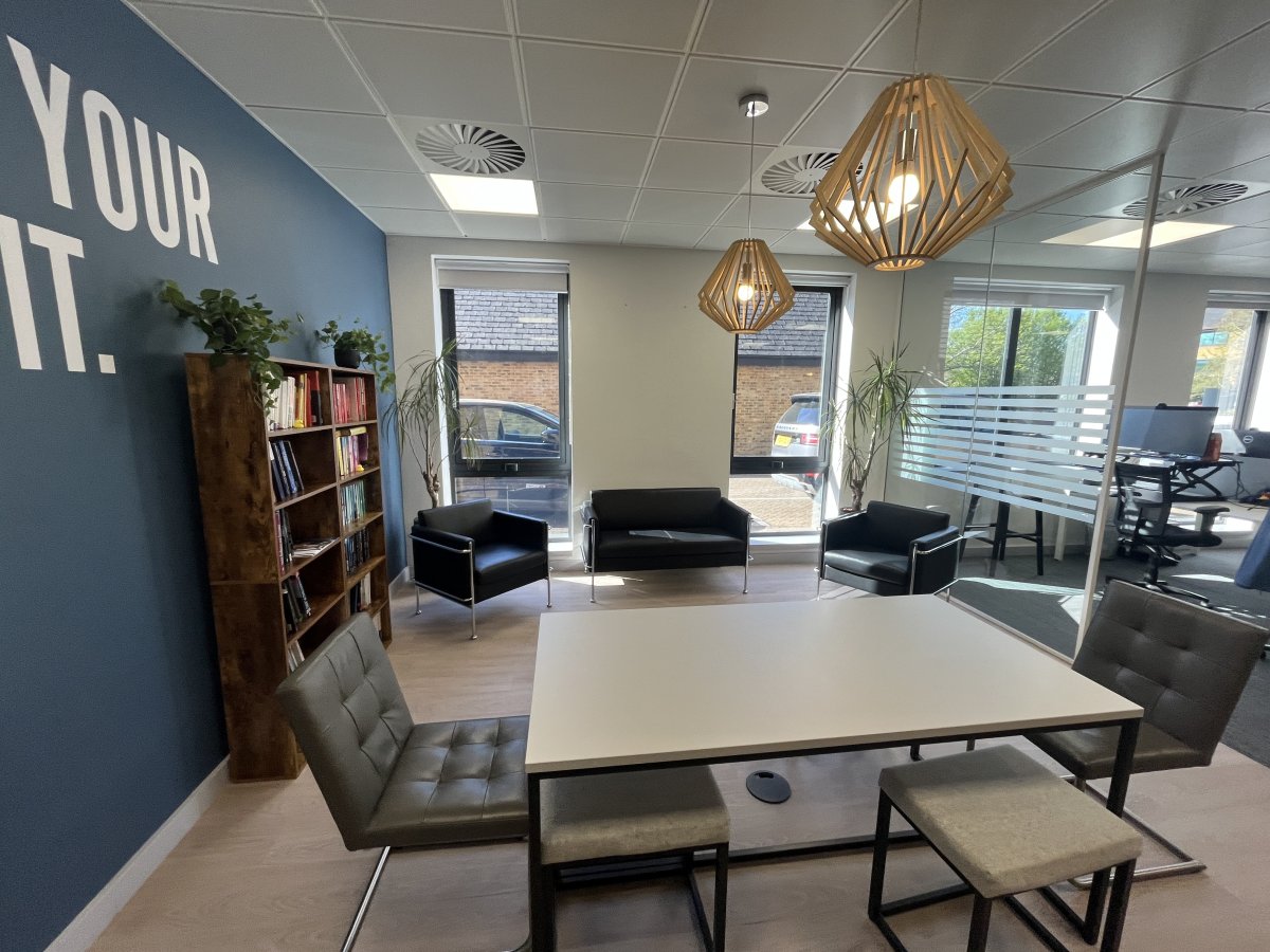 Office in Crawley - photo 4