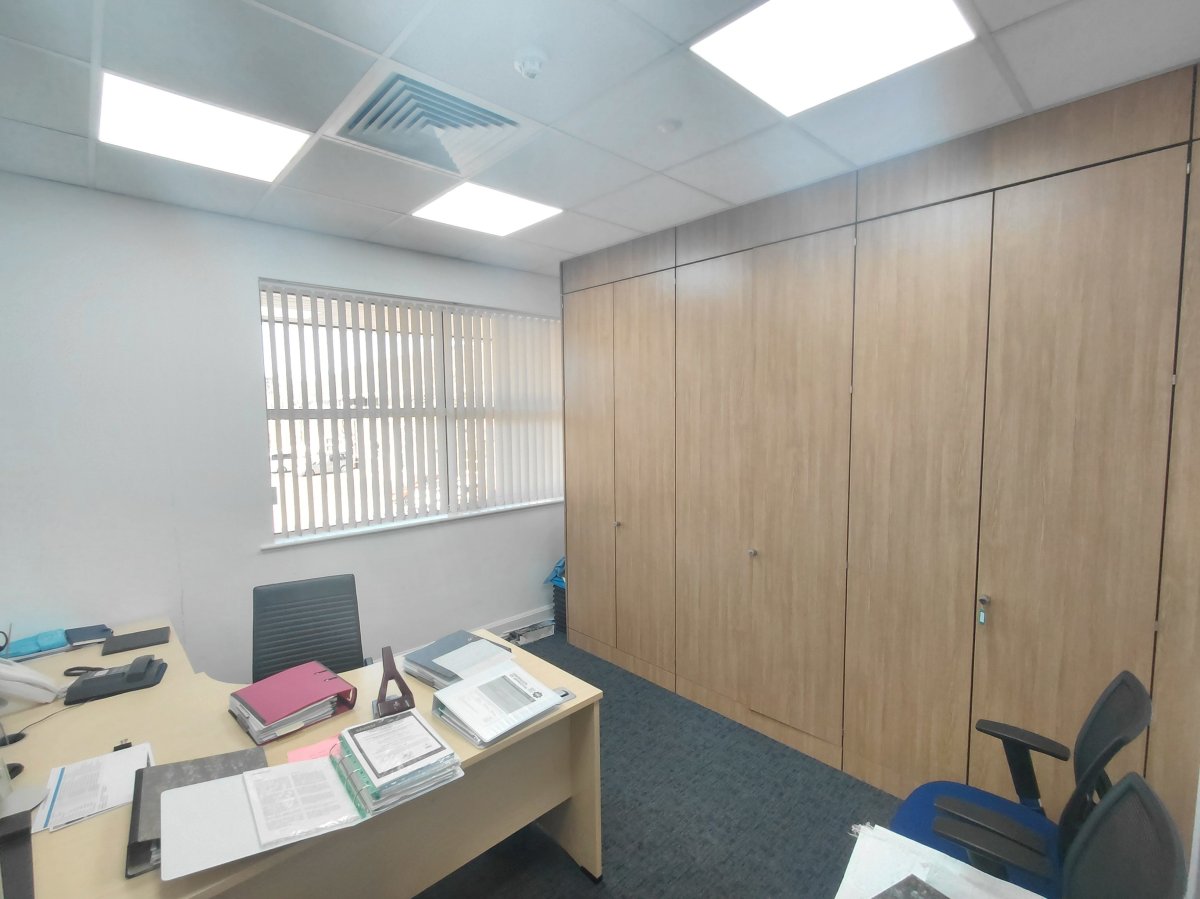 Office in Woking - photo 4