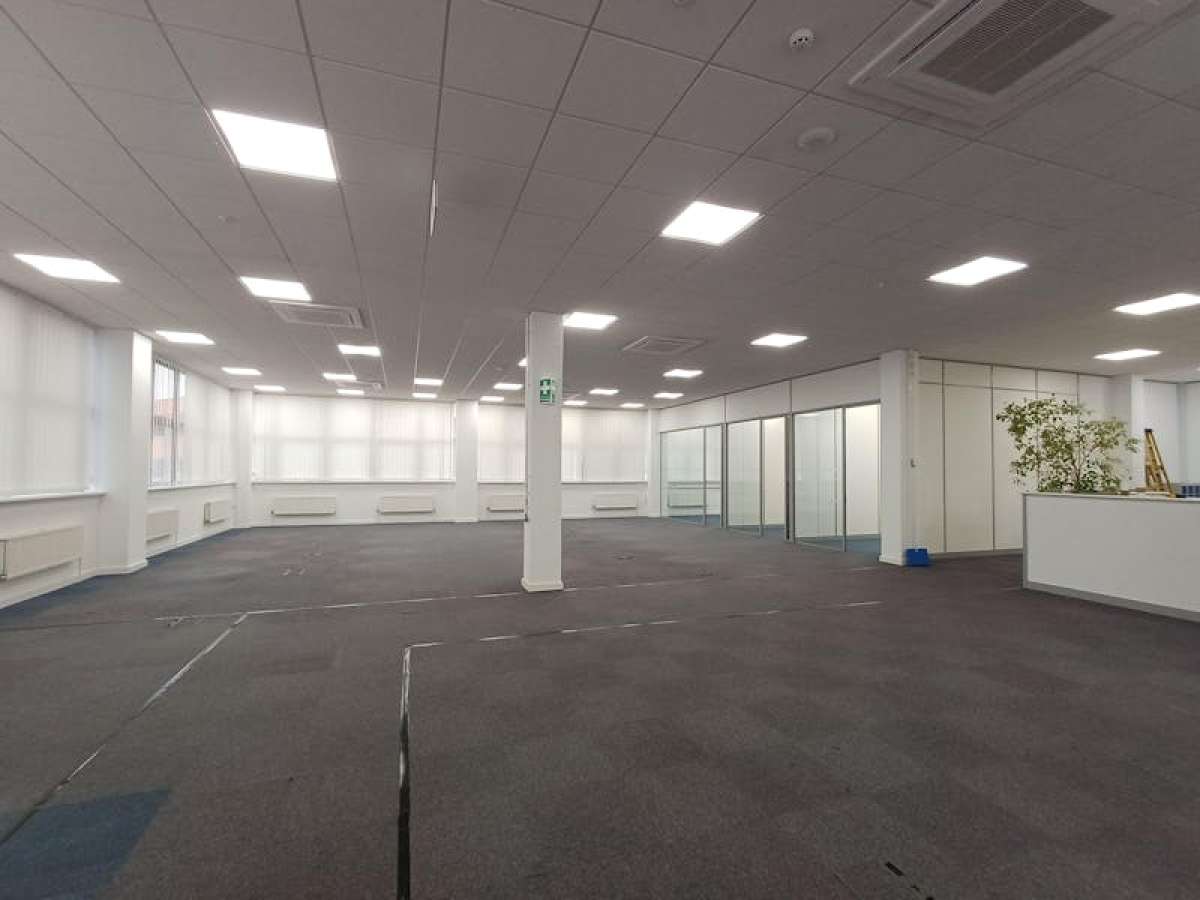 Retail/Shop in Crawley - photo 2