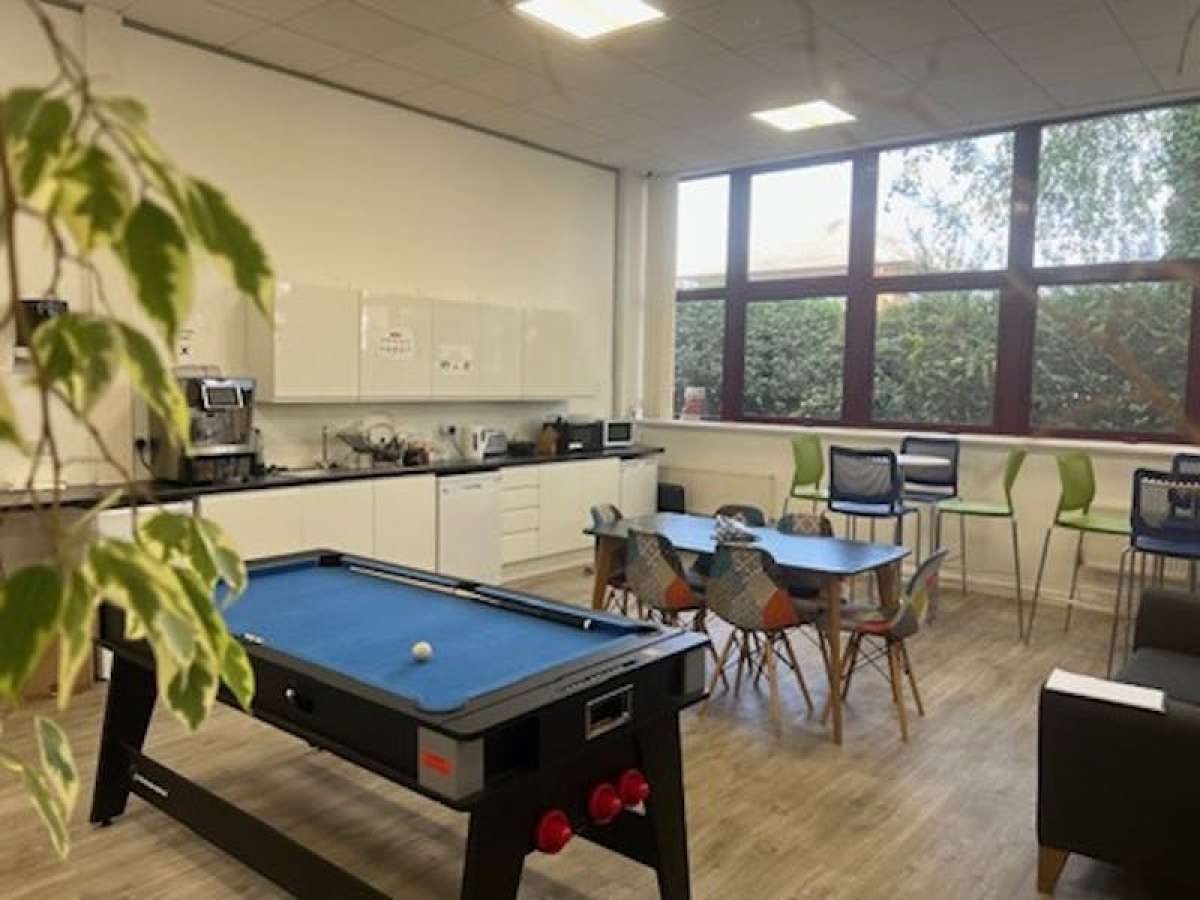 Retail/Shop in Crawley - photo 4