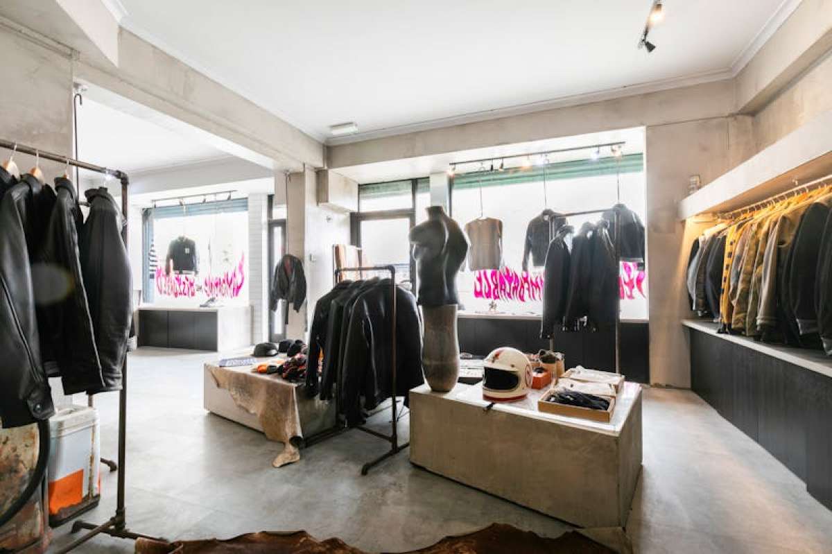 Retail/Shop in London - photo 4