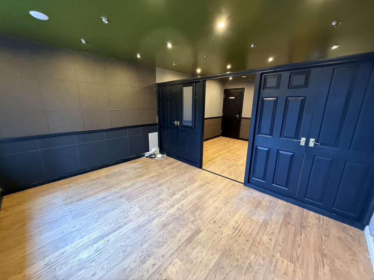 Retail/Shop in Hinckley - photo 3