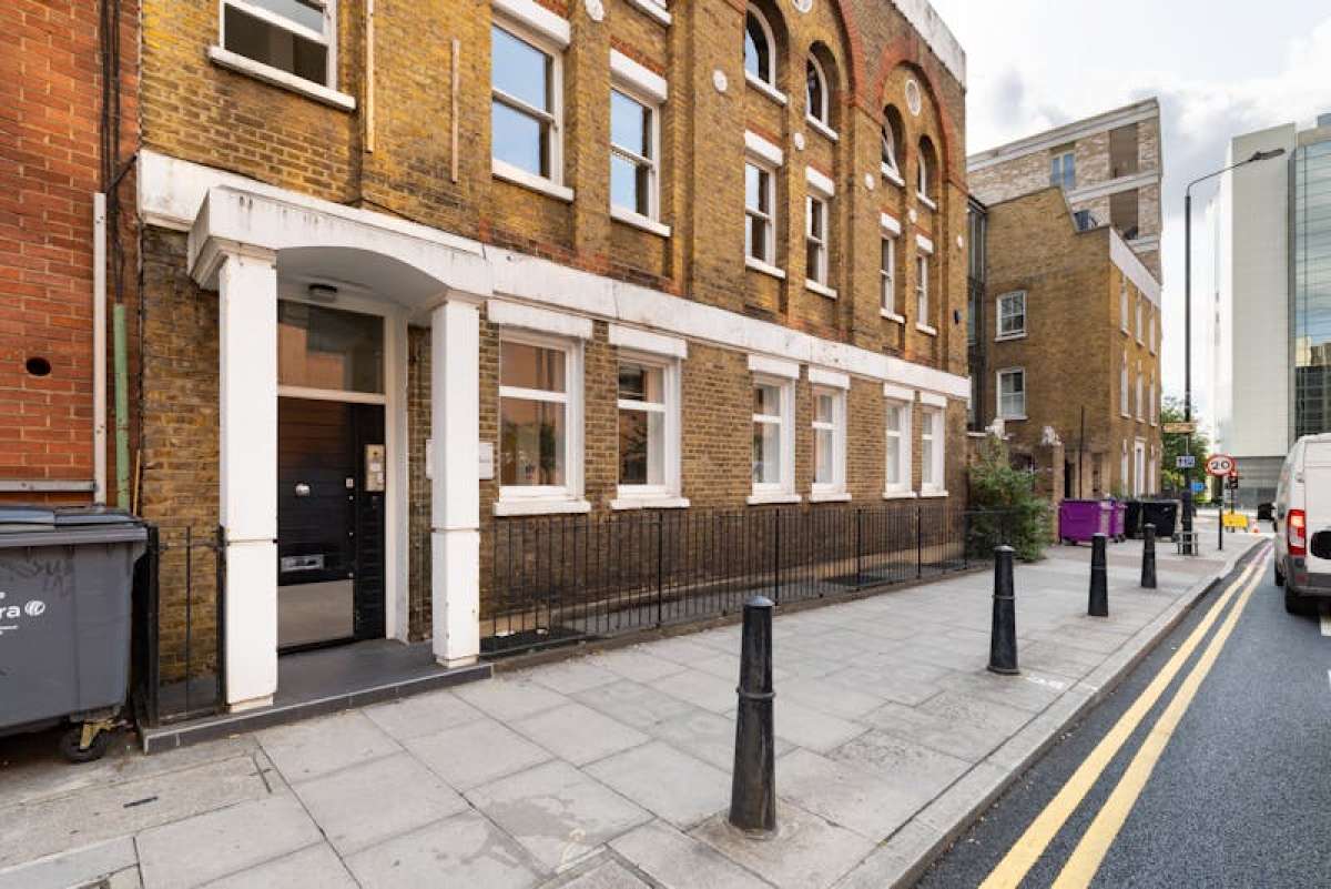 Retail/Shop in London - photo 3