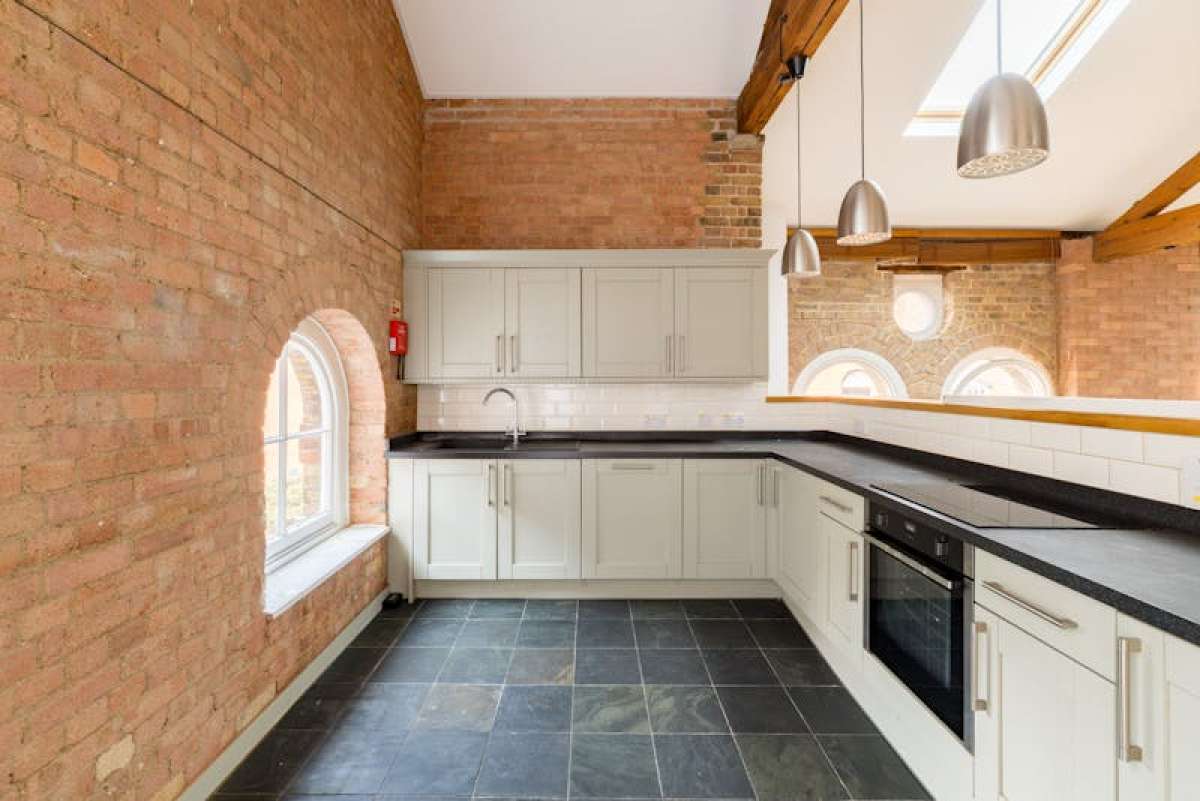 Retail/Shop in London - photo 4