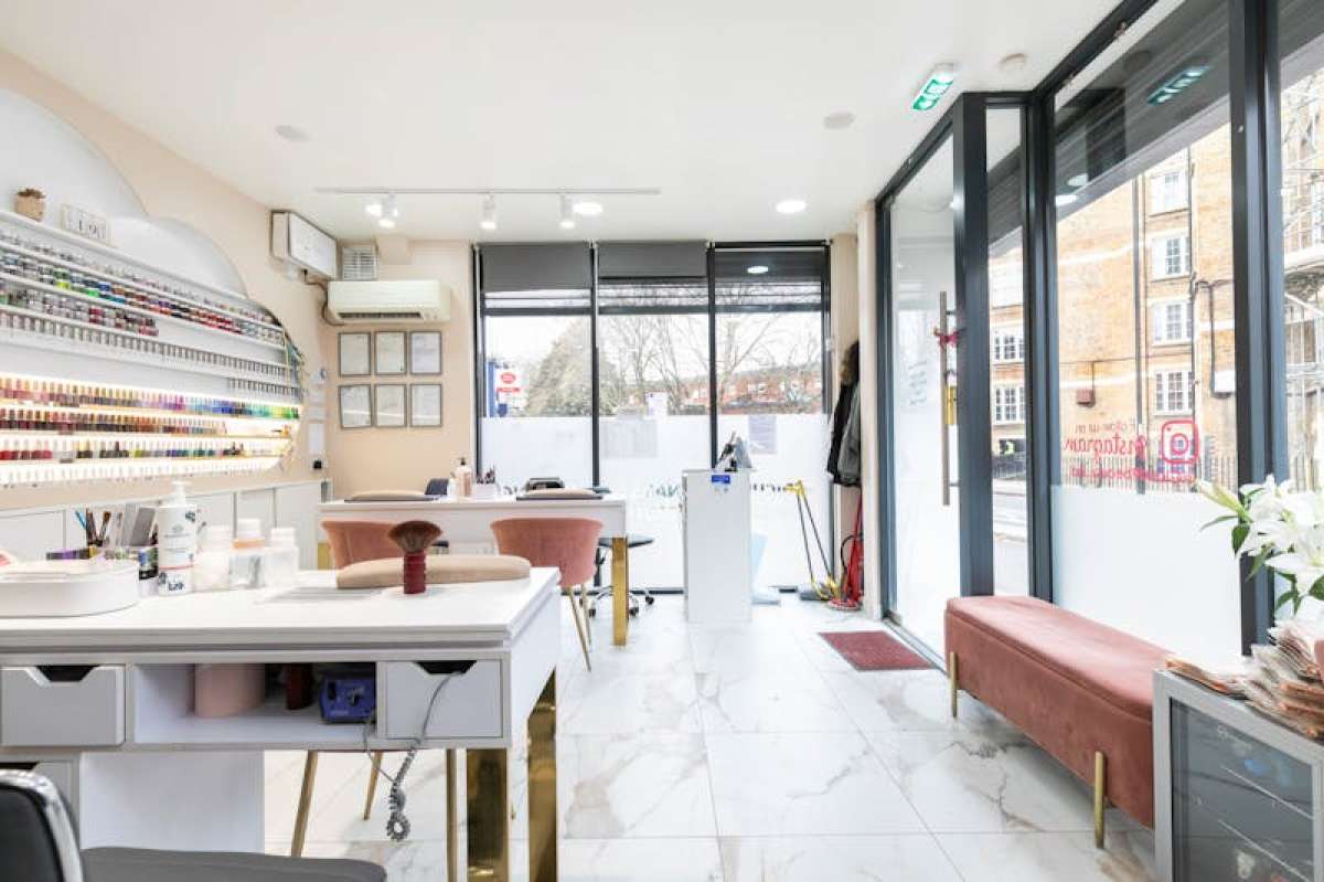 Retail/Shop in London - photo 4