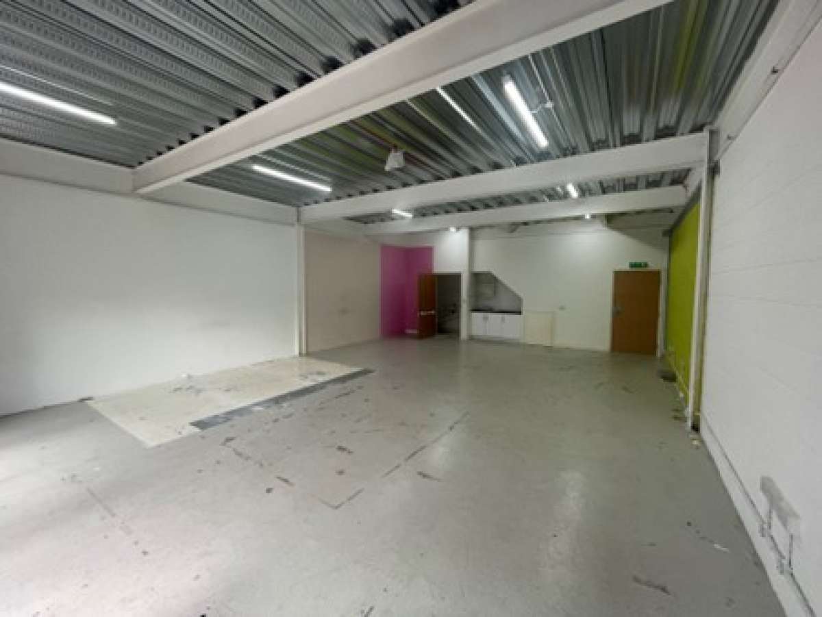 Retail/Shop in Cheetham Hill - photo 2