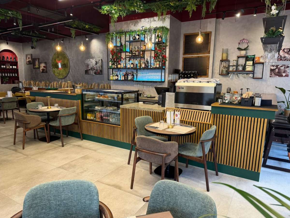 Retail/Shop in Bournemouth - photo 2