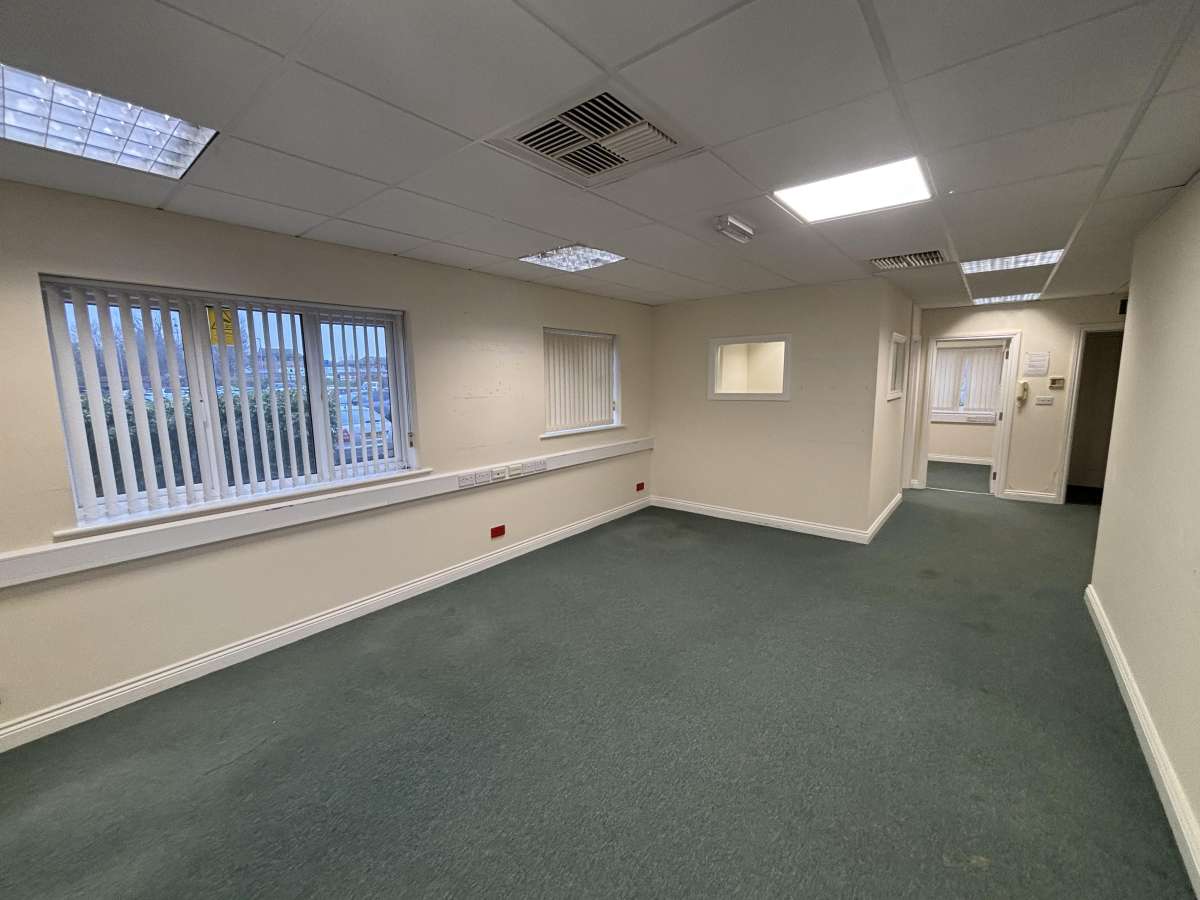 Retail/Shop in Taunton - photo 2