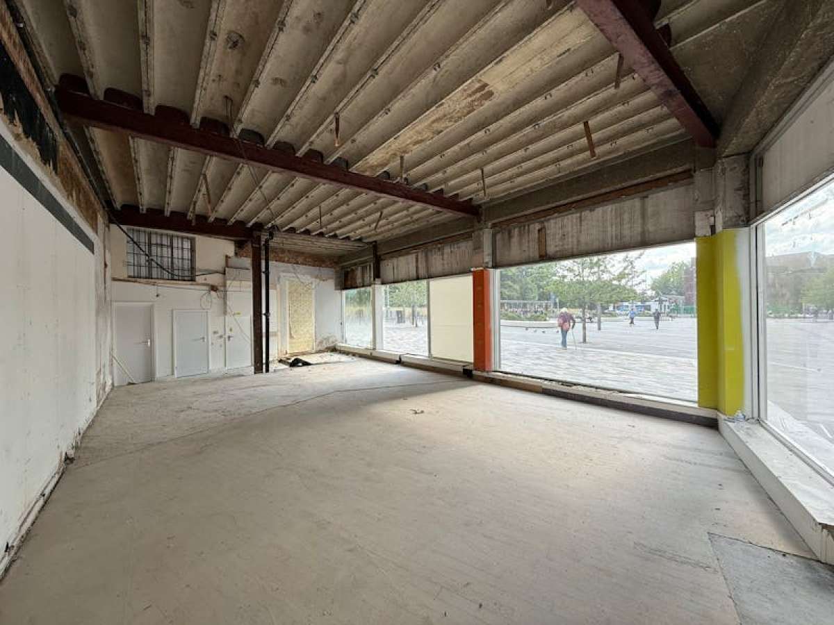 Retail/Shop in Woking - photo 2