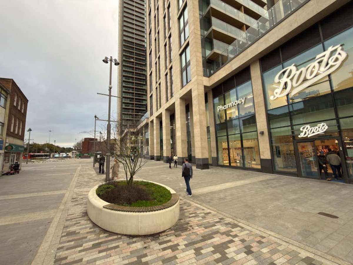 Retail/Shop in Woking - photo 4