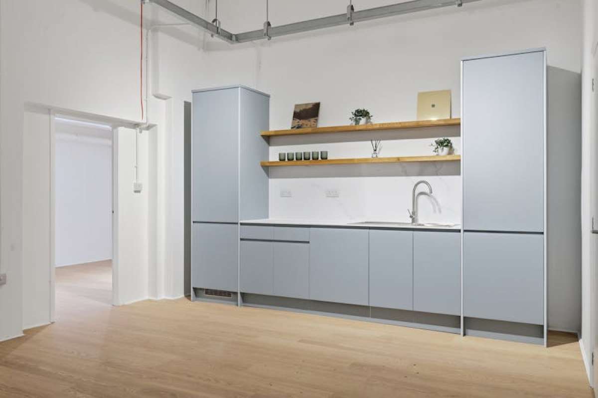 Retail/Shop in London - photo 3