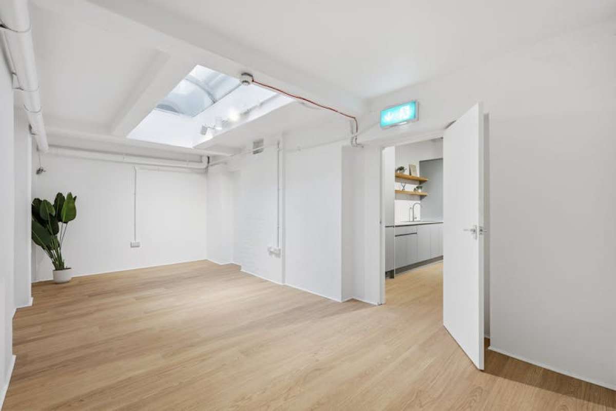 Retail/Shop in London - photo 4