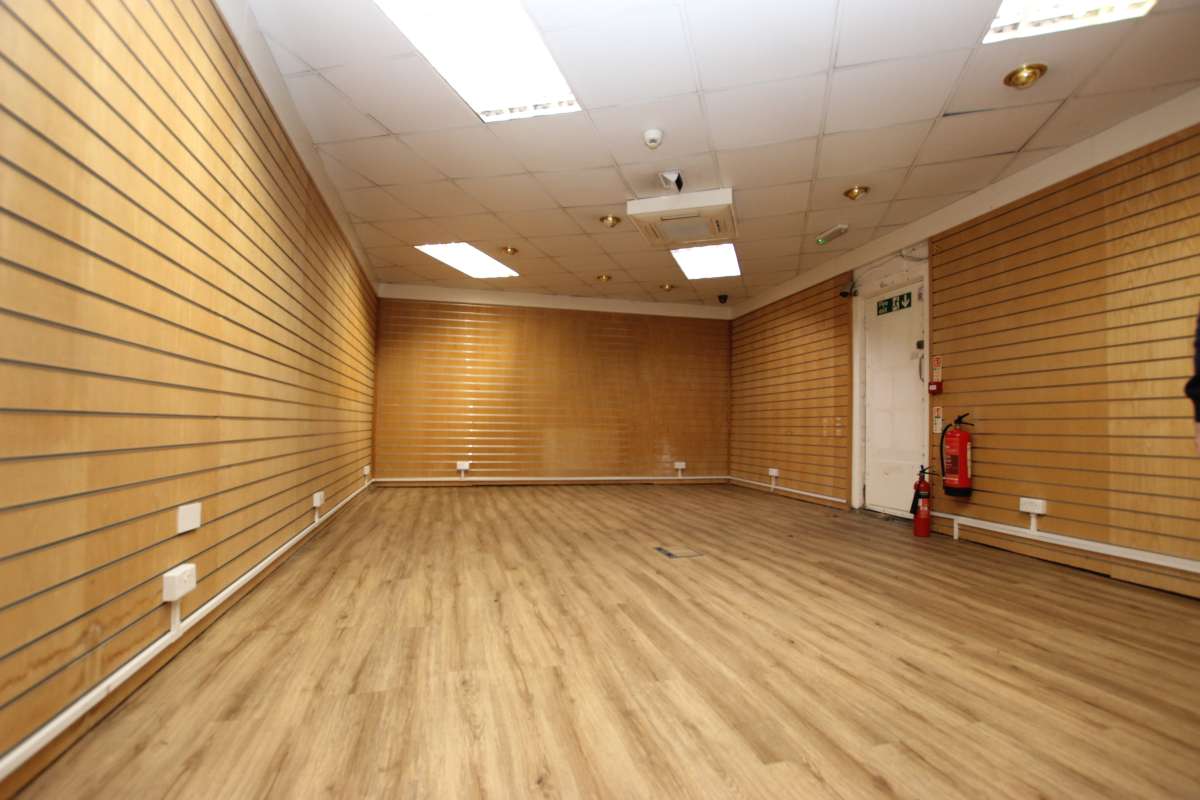 Retail/Shop in Lincoln - photo 3