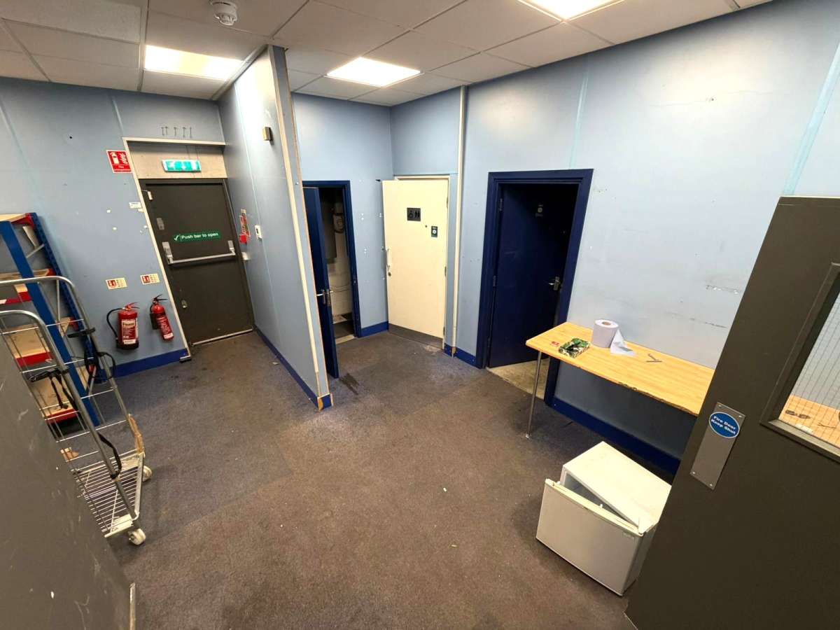 Retail/Shop in Wakefield - photo 4