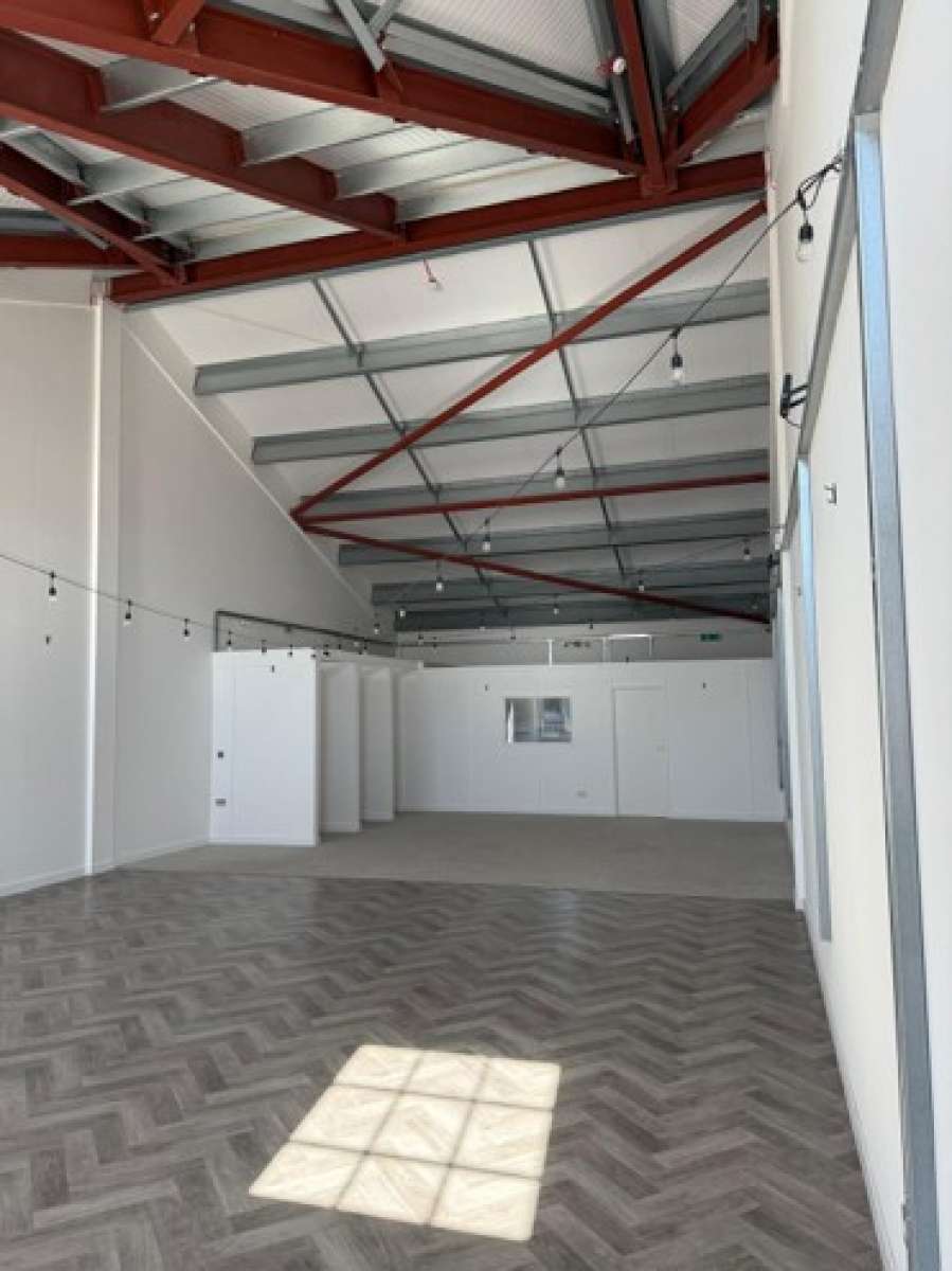 Retail/Shop in Stuntney - photo 3