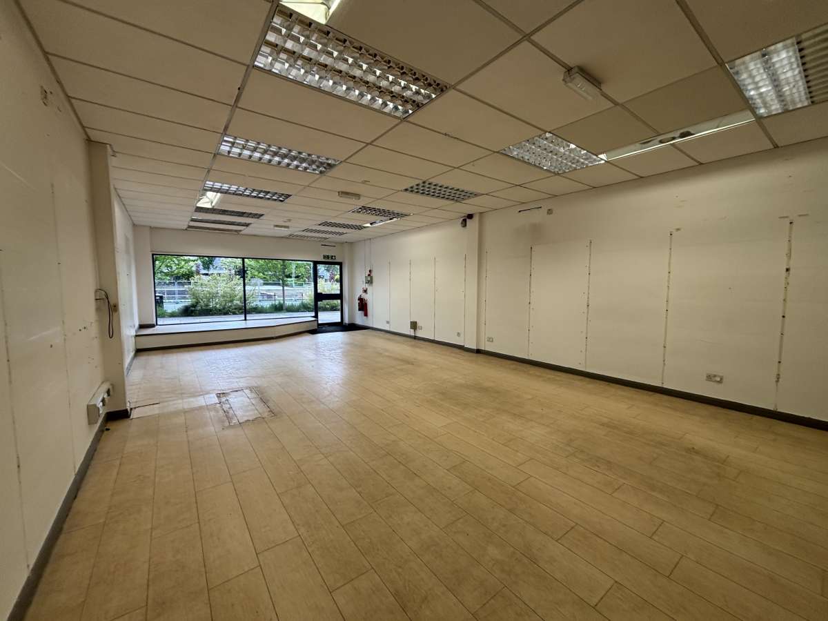 Retail/Shop in Dewsbury - photo 2
