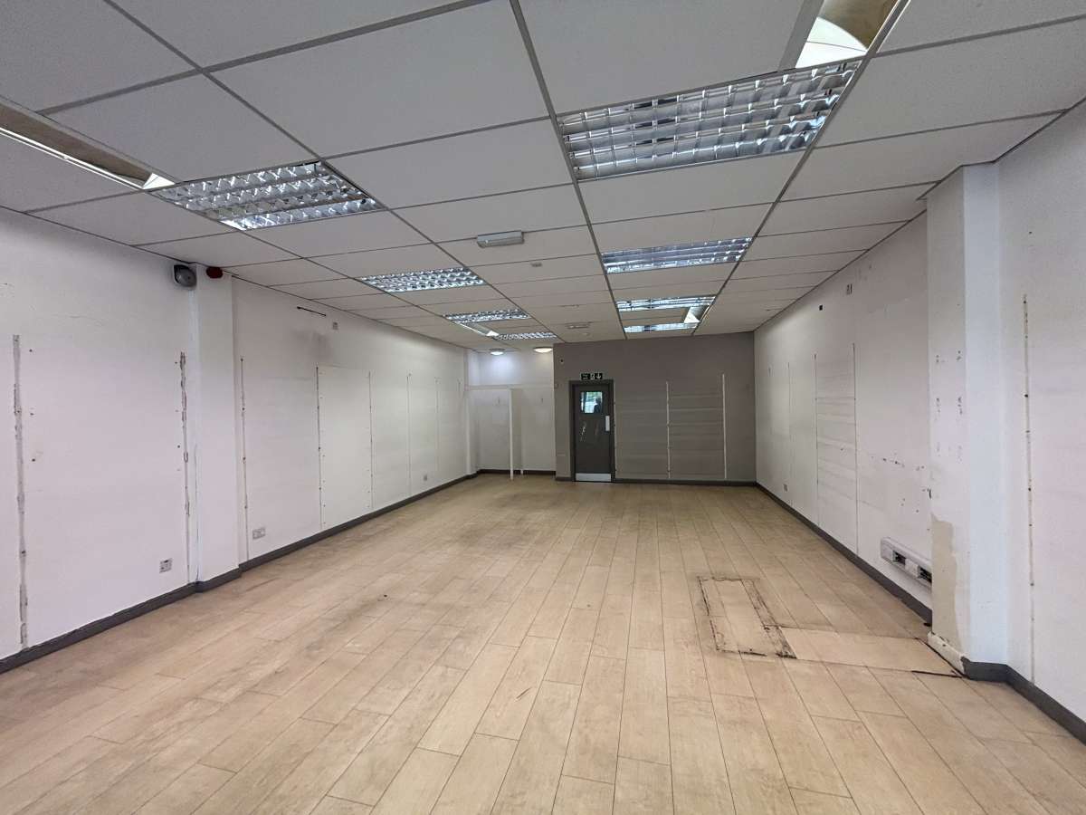 Retail/Shop in Dewsbury - photo 3