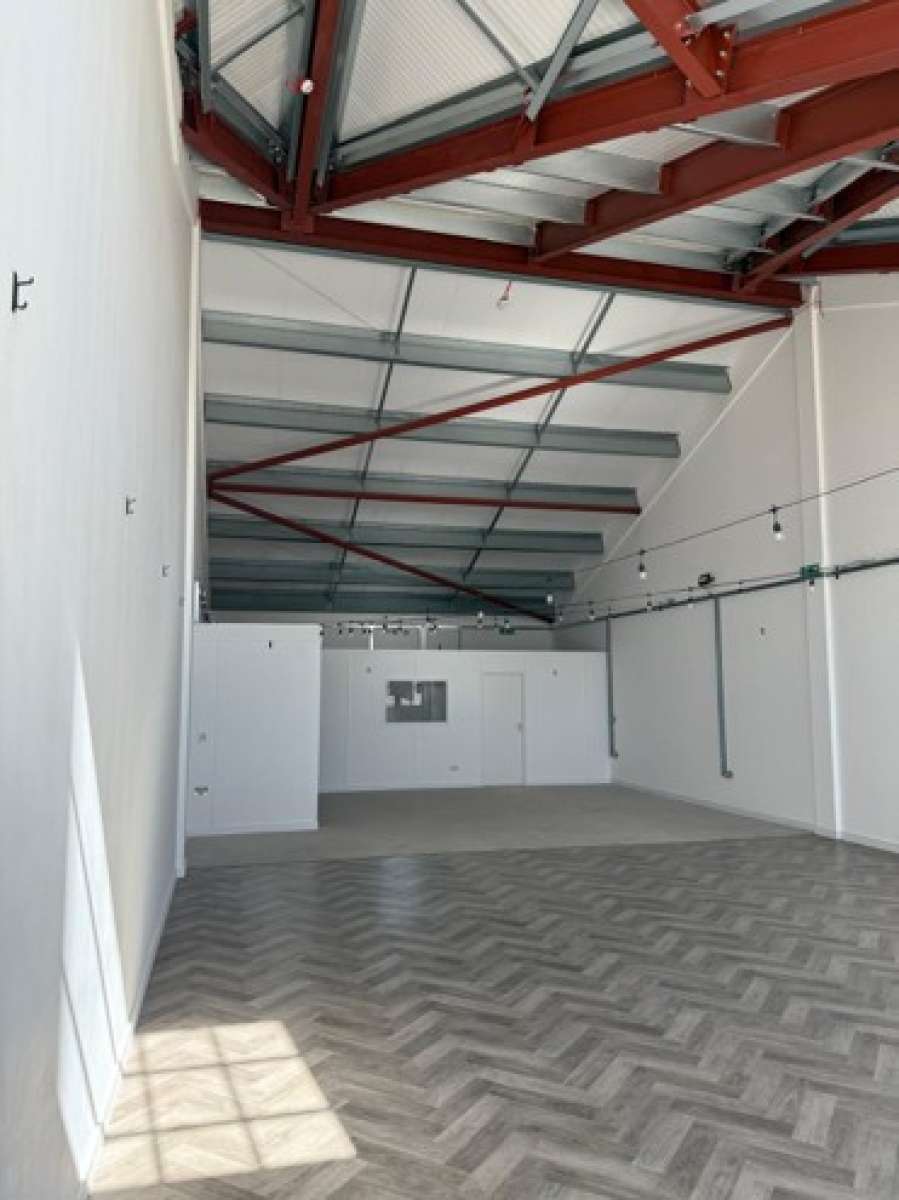 Retail/Shop in Stuntney - photo 4