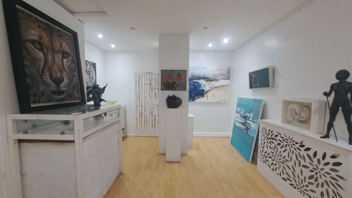 Retail/Shop in Woburn - photo 3