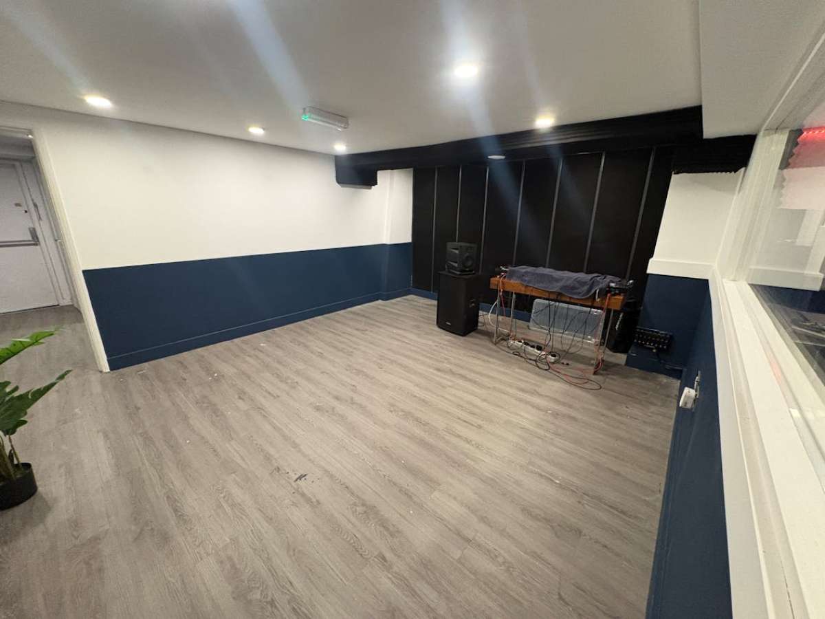 Retail/Shop in Bournemouth - photo 2