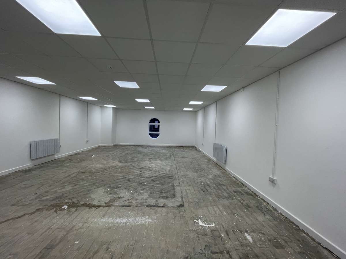 Retail/Shop in Haverhill - photo 4