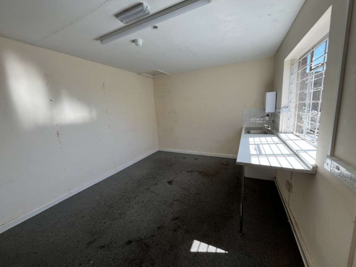 Retail/Shop in Southampton - photo 3