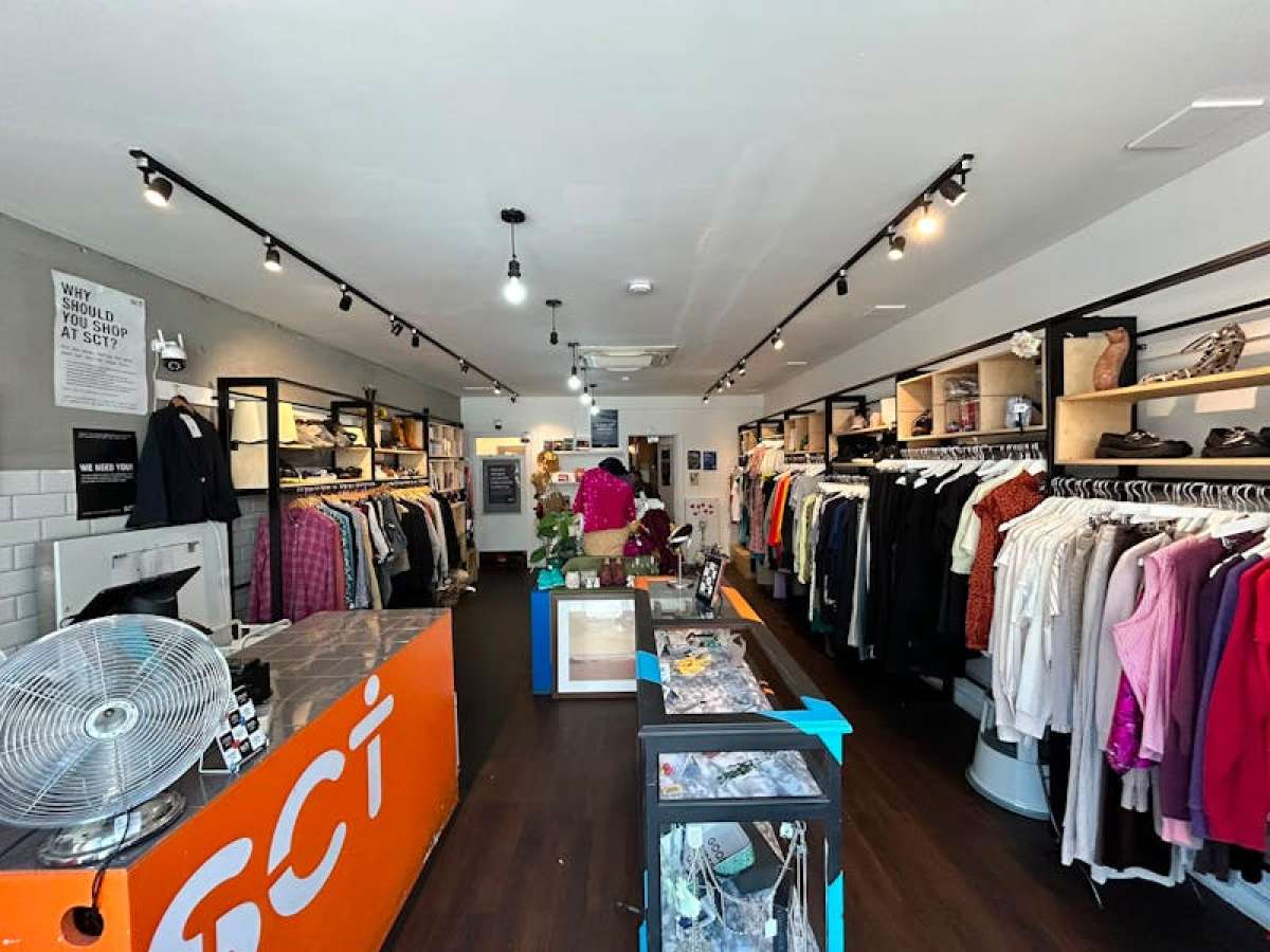 Retail/Shop in London - photo 2