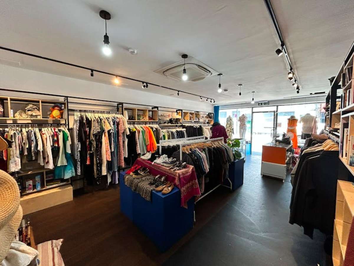 Retail/Shop in London - photo 3