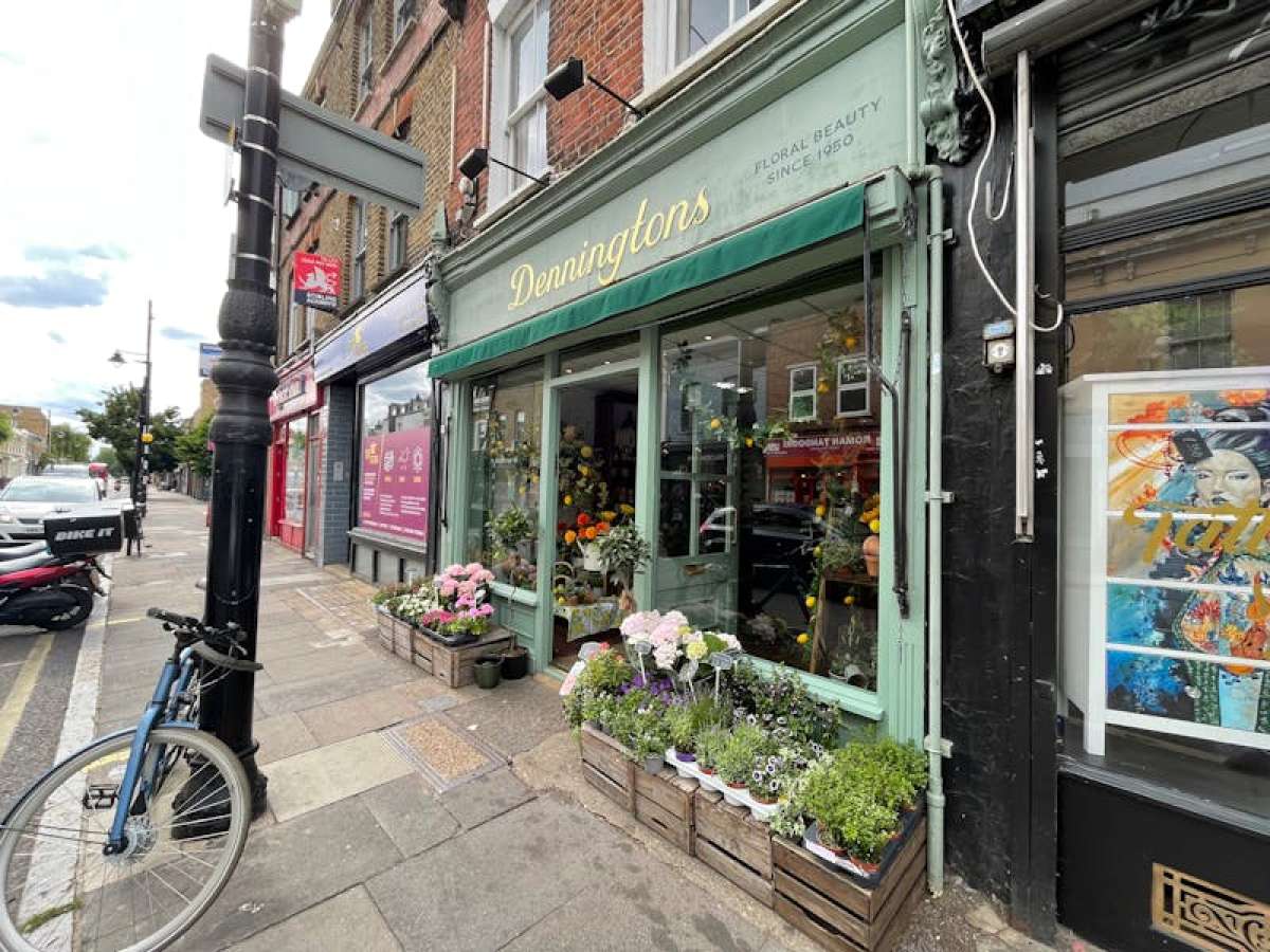 Retail/Shop in London - photo 2