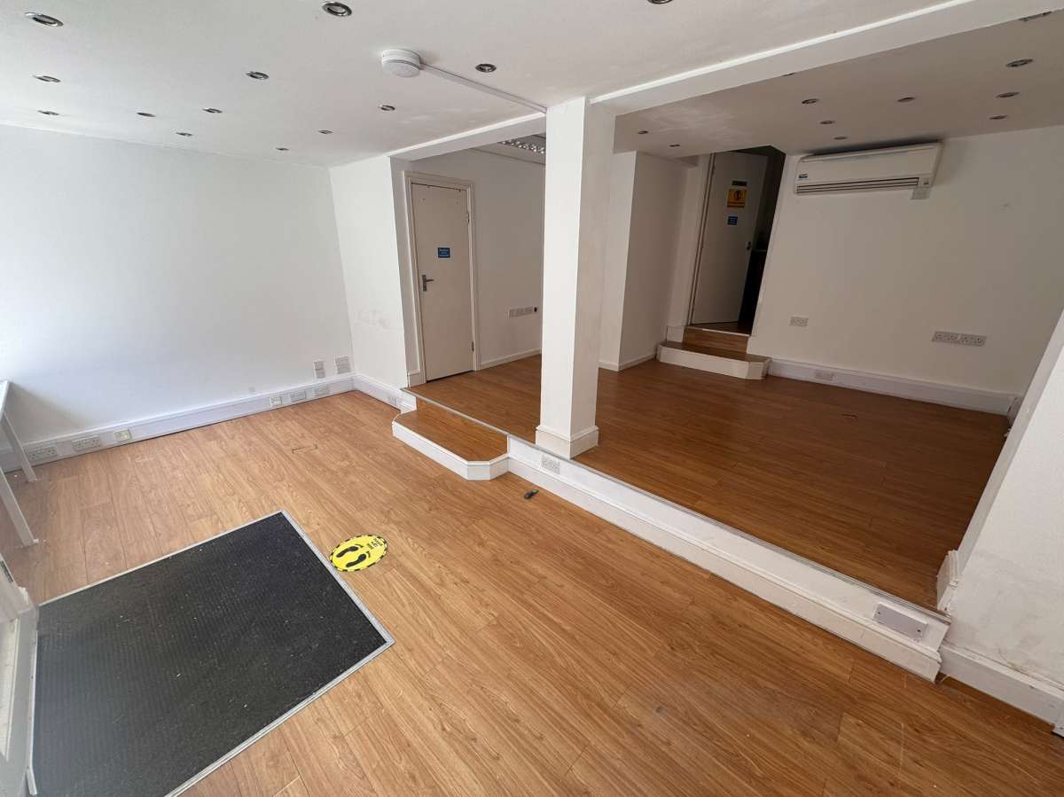 Retail/Shop in Hinckley - photo 3