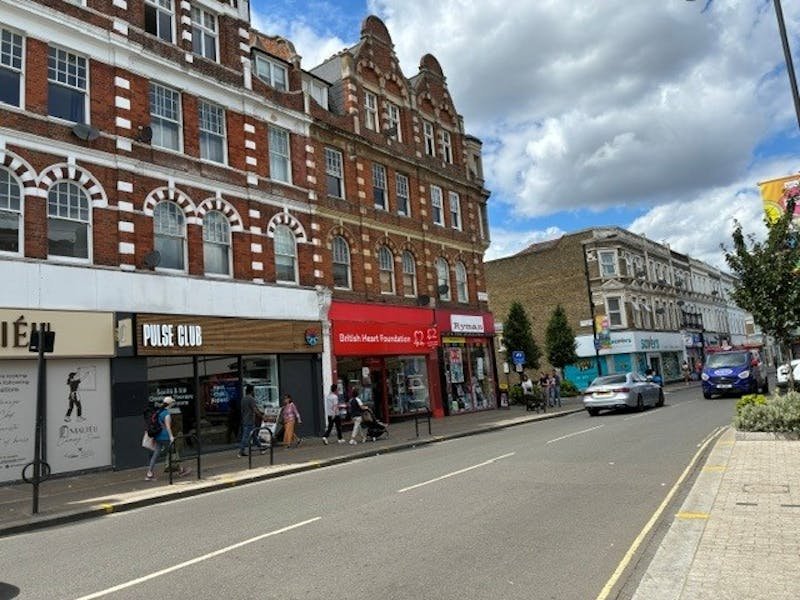 Retail/Shop in London - photo 2