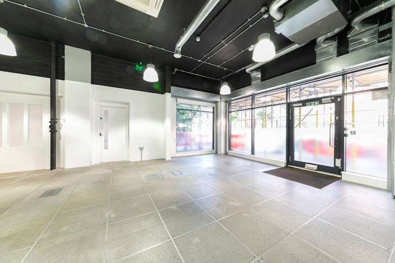 Retail/Shop in London - photo 2