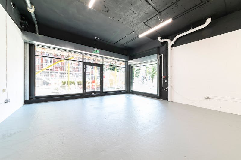Retail/Shop in London - photo 2