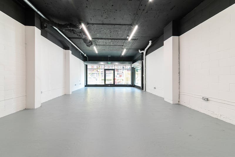 Retail/Shop in London - photo 4